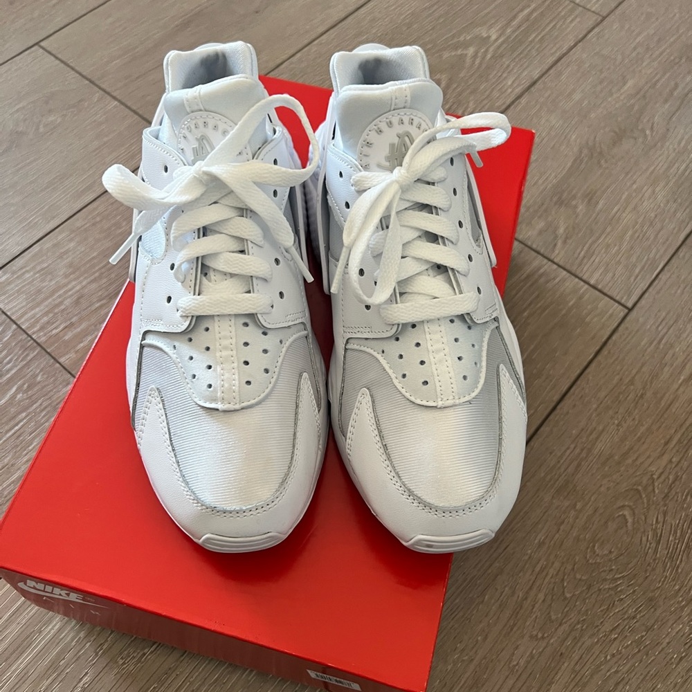NIKE AIR HUARACHE! SIZE 8! WHITE!